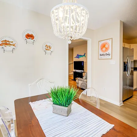 Well-Equipped Emerald Isle Townhome Pets Welcome! Exterior photo