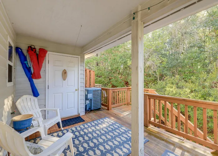 Well-Equipped Emerald Isle Townhome Pets Welcome!
